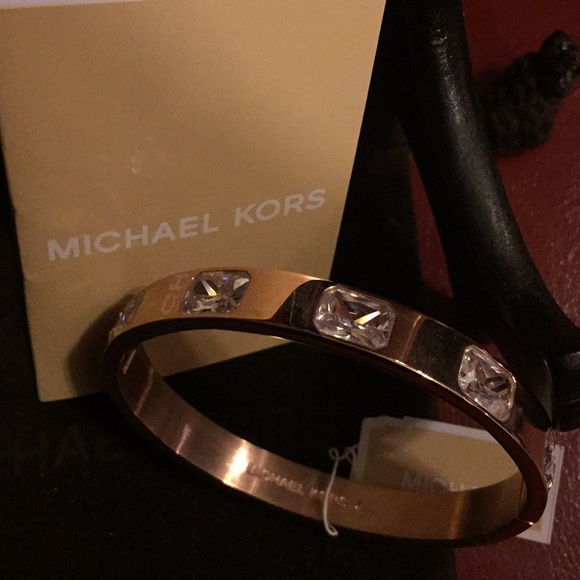 MICHAEL KORS STUDDED HINGED BANGLE BRACELET - Picture 2 of 5